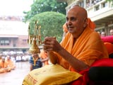  Swamishri performs pratishtha arti