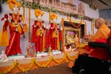  Swamishri offers mantra-pushpanjali
