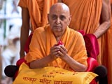  Swamishri offers mantra-pushpanjali
