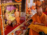  Swamishri offers mantra-pushpanjali