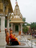  Swamishri bids Jai Swaminarayan to devotees