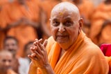  Swamishri bids Jai Swaminarayan 
