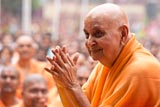  Swamishri bids Jai Swaminarayan 