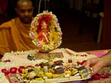 Thal offered to Shri Harikrishna Maharaj in Swamishri's puja