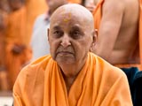  Swamishri bids Jai Swaminarayan to devotees