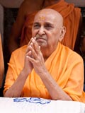  Swamishri bids Jai Swaminarayan to devotees