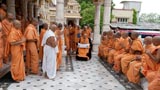  Swamishri bids Jai Swaminarayan to sadhus