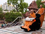  Swamishri bids Jai Swaminarayan to devotees