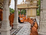  Swamishri bids Jai Swaminarayan to sadhus