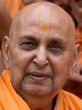  Swamishri bids Jai Swaminarayan
