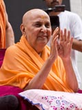  Swamishri bids Jai Swaminarayan to devotees