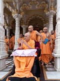  Swamishri bids Jai Swaminarayan to devotees