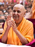 Swamishri bids Jai Swaminarayan 