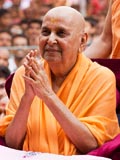  Swamishri bids Jai Swaminarayan 