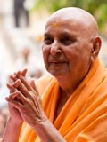  Swamishri bids Jai Swaminarayan 
