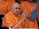  Swamishri bids Jai Swaminarayan to devotees
