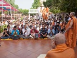  Devotees doing darshan of Swamishri