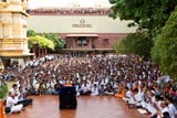  Swamishri bids Jai Swaminarayan to devotees