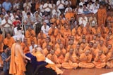  Swamishri bids Jai Swaminarayan to sadhus