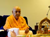  Swamishri performs his morning puja