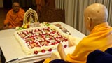 Swamishri performs his morning puja