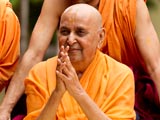  Swamishri bids Jai Swaminarayan to devotees