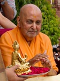  Swamishri reverentially bows to Bhagwan Swaminarayan's murti