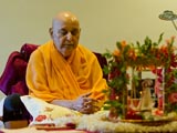  Swamishri performs his morning puja