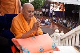  Swamishri bids Jai Swaminarayan to devotees