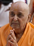 Swamishri engrossed in darshan