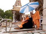  Swamishri bids Jai Swaminarayan to devotees