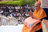  Swamishri bids Jai Swaminarayan to devotees
