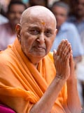  Swamishri bids Jai Swaminarayan to devotees