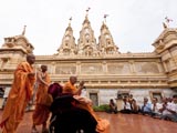 Swamishri bids Jai Swaminarayan to devotees