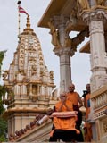 Swamishri bids Jai Swaminarayan to devotees