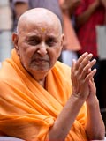  Swamishri bids Jai Swaminarayan to devotees