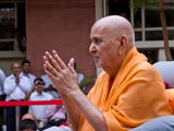  Swamishri bids Jai Swaminarayan to devotees