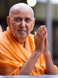  Swamishri bids Jai Swaminarayan to devotees