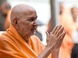  Swamishri bids Jai Swaminarayan to devotees