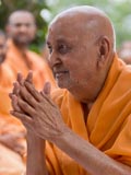  Swamishri bids Jai Swaminarayan