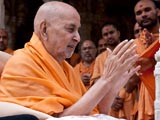  Swamishri bids Jai Swaminarayan to devotees