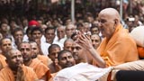  Swamishri bids Jai Swaminarayan 