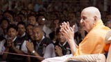  Swamishri bids Jai Swaminarayan 