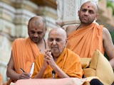  Swamishri bids Jai Swaminarayan to devotees