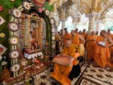  Swamishri swings Thakorji in a hindolo
