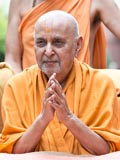  Swamishri bids Jai Swaminarayan to devotees