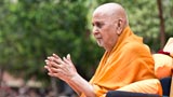  Swamishri bids Jai Swaminarayan to devotees