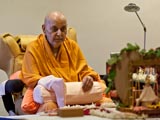  Swamishri performs his morning puja