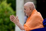  Swamishri bids Jai Swaminarayan to devotees