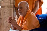  Swamishri bids Jai Swaminarayan